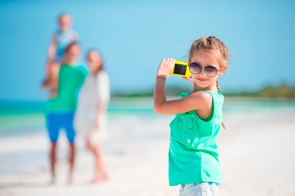 Malá holčička, takže fotografie telefonu rodiny na pláži — Stock fotografie