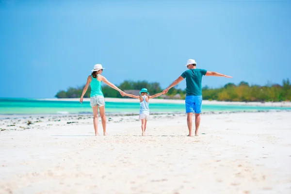 Lycklig familj att ha kul på vita stranden — Stockfoto