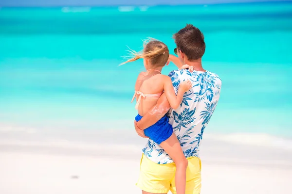 Bambina e giovane padre durante le vacanze al mare tropicale — Foto Stock