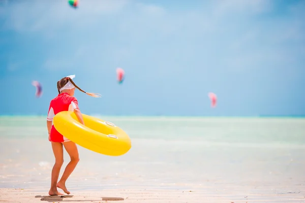 Sevimli küçük kız plaj tatil keyfi — Stok fotoğraf