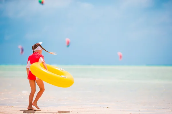 Urocza dziewczynka korzystających wakacje plaży — Zdjęcie stockowe