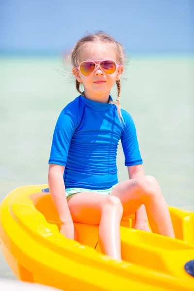 Adorable little girl kayaking during summer vacation — Stock Photo, Image