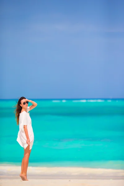 Jovem mulher bonita durante as férias na praia tropical — Fotografia de Stock