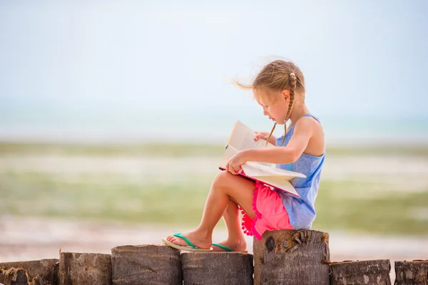 Pouco adorável livro de leitura menina durante a praia branca tropical — Fotografia de Stock