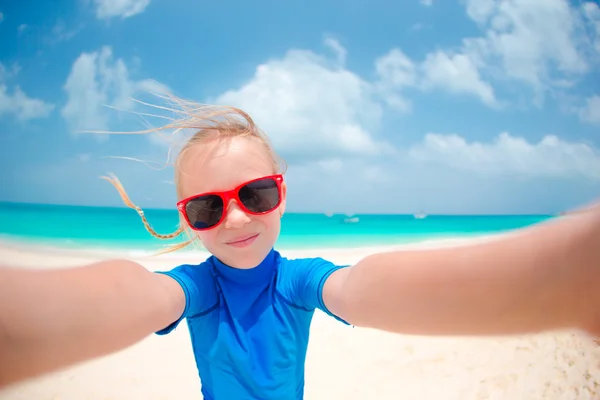 Adorable little girl making selfie at tropical white beach — Stock Photo, Image