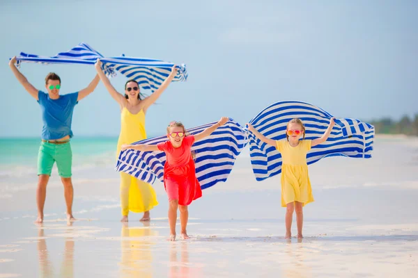 Boldog családi szórakozás, a törölköző és élvezi a nyaralás a tropical beach fehér homokos és türkizkék óceán víz — Stock Fotó