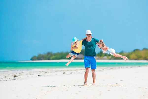 Szczęśliwa rodzina na tropikalnej plaży bawiąc się — Zdjęcie stockowe