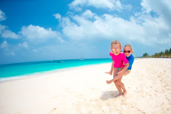 I bambini si divertono sulla spiaggia tropicale durante le vacanze estive giocando insieme in acque poco profonde — Foto Stock