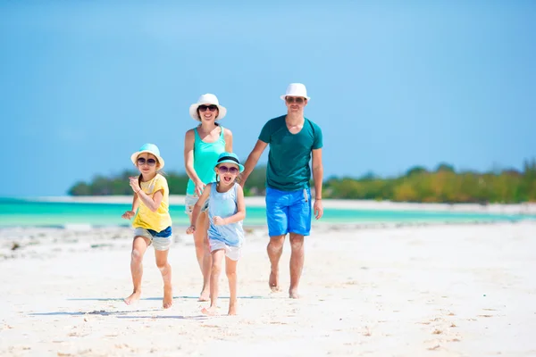 Junge Familie im Urlaub — Stockfoto