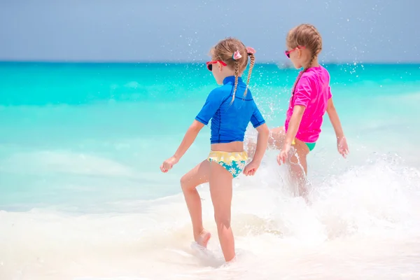 Adoráveis meninas salpicando em águas tropicais rasas durante as férias de verão — Fotografia de Stock