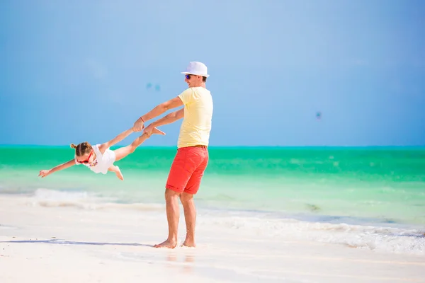 Feliz padre y su adorable hijita en la playa tropical divirtiéndose —  Fotos de Stock