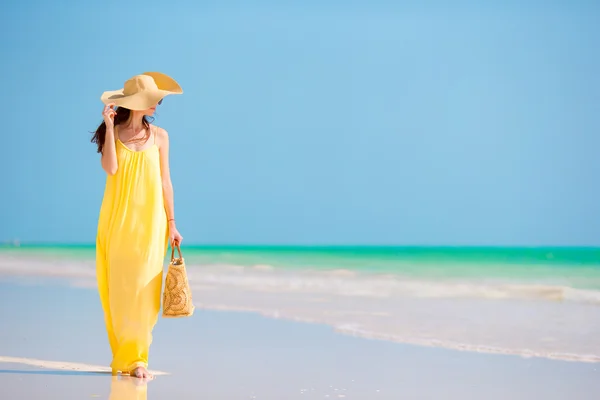 Joven hermosa mujer en sombrero grande durante las vacaciones en la playa tropical —  Fotos de Stock