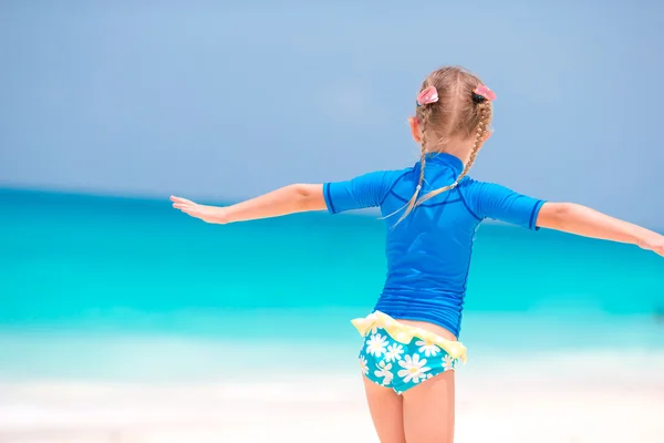 在暑假期间海滩的小女孩 — 图库照片
