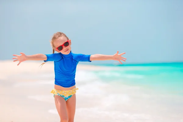 Yaz tatili sırasında plajda küçük kız — Stok fotoğraf