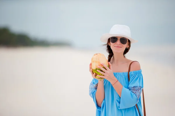 Jovem mulher bebendo leite de coco durante as férias tropicais — Fotografia de Stock