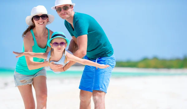 Beautiful tropical beach landscape with family enjoying summer vacation — Stock Photo, Image