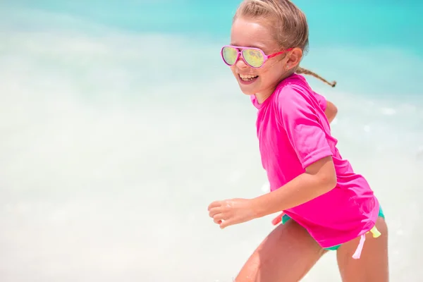 Adorabile bambina durante le vacanze al mare divertendosi — Foto Stock