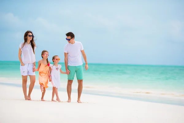 Junge Familie im Urlaub — Stockfoto