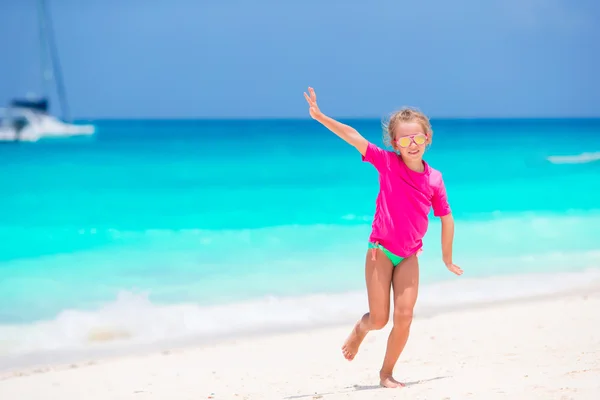 Entzückende kleine Mädchen während des Strandurlaubs Spaß haben — Stockfoto