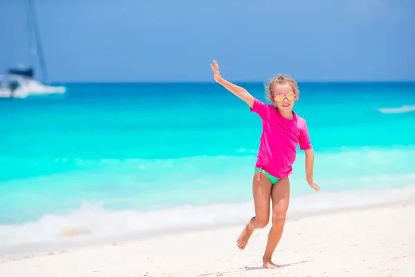 Adorable niña durante las vacaciones en la playa divirtiéndose — Foto de Stock