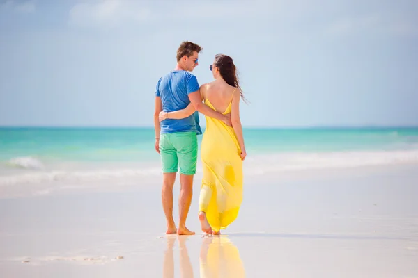 Young happy couple on white beach at summer vacation — Stock Photo, Image