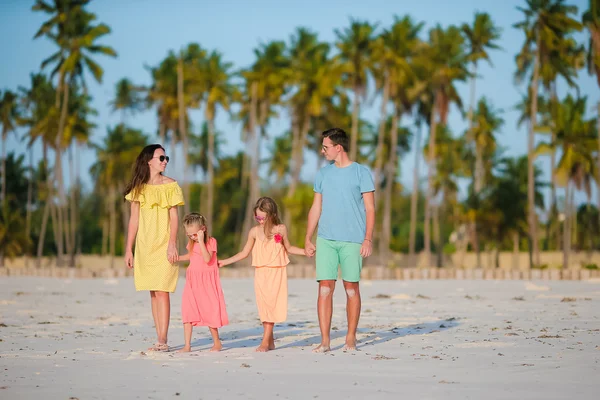 Giovane famiglia in vacanza — Foto Stock