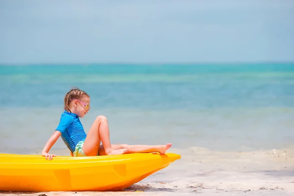 Urocze dziewczynki spływy kajakowe podczas letnich wakacji — Zdjęcie stockowe