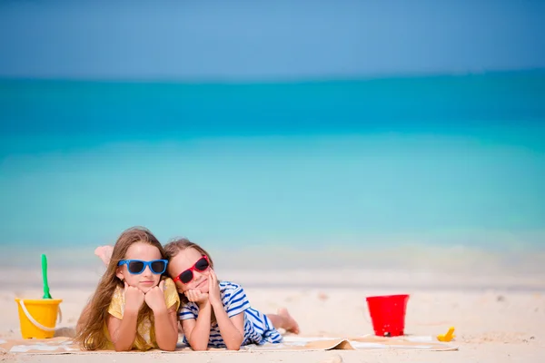 Dívky hrající si s hračkami na pláži během tropické dovolené — Stock fotografie