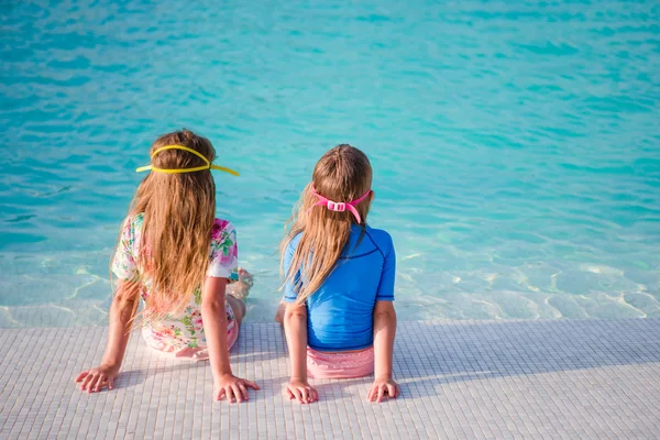Rozkošné holčičky ve venkovním bazénu — Stock fotografie