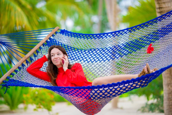 Schöne Frau entspannt sich in der Hängematte am tropischen Strand — Stockfoto