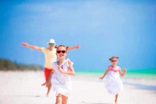 Giovane Famiglia sulla spiaggia bianca durante le vacanze estive — Foto Stock