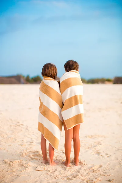 Чарівні маленькі дівчата, загорнуті в рушник на тропічному пляжі — стокове фото