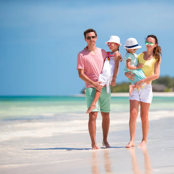 Jonge familie op vakantie — Stockfoto