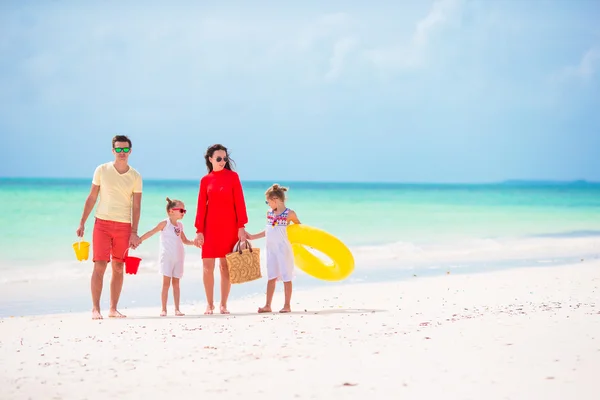 Mladá rodina na dovolené — Stock fotografie