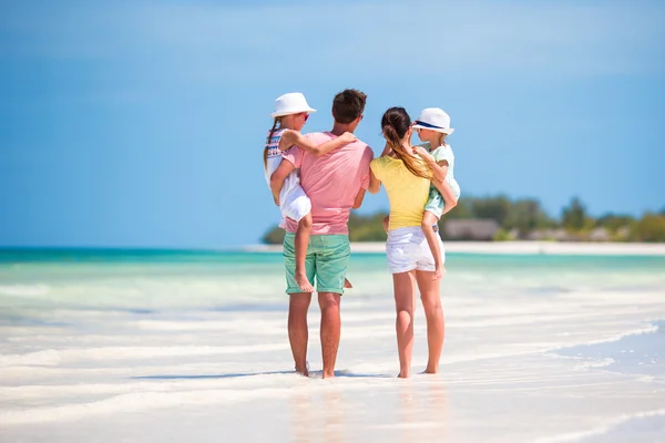 Junge Familie im Urlaub — Stockfoto