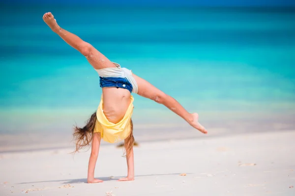 Adorável menina ativa na praia durante as férias de verão — Fotografia de Stock