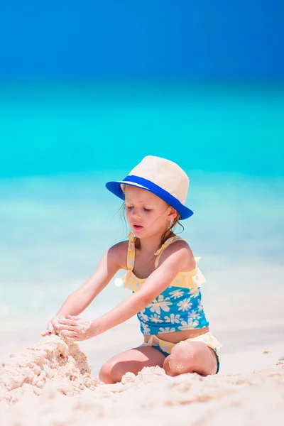 Entzückendes kleines Mädchen spielt während des Tropenurlaubs mit Strandspielzeug — Stockfoto