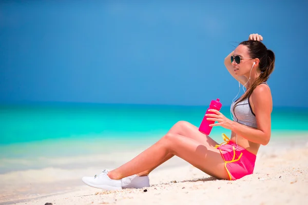Активная молодая женщина в спортивной одежде во время пляжного отдыха — стоковое фото