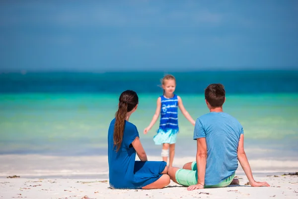 暑假期间在白沙滩上的年轻家庭 — 图库照片