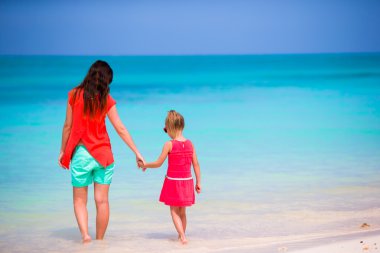 Anne ve küçük kızı tatil tropikal sırasında