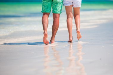 Beyaz beach tatil tropikal adlı genç çiftin düşük bölümü
