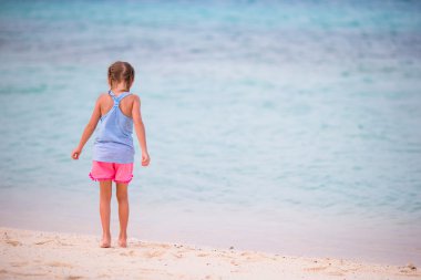 Yaz tatili sırasında plajda küçük kız