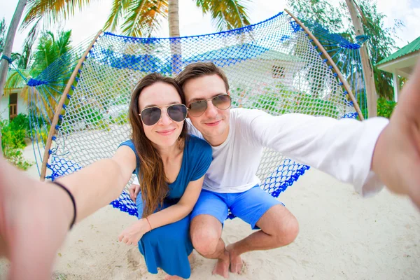 Glückliches Paar macht Selfie in Hängematte — Stockfoto
