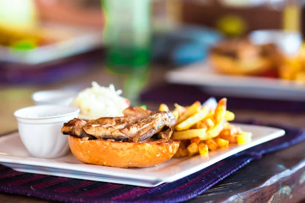 Primo piano di delizioso hamburger fresco con formaggio e pancetta — Foto Stock