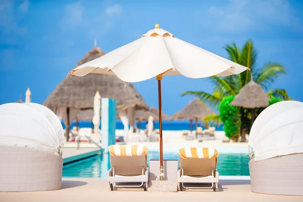 Ligbedden en parasol op prachtige tropische resort — Stockfoto