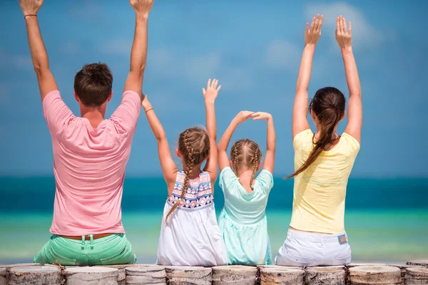 Boldog fiatal család vacationon fehér strand — Stock Fotó