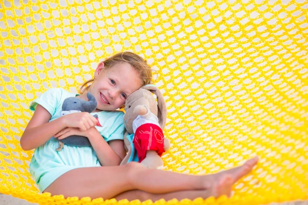 Adorable niñita relajándose en hamaca — Foto de Stock