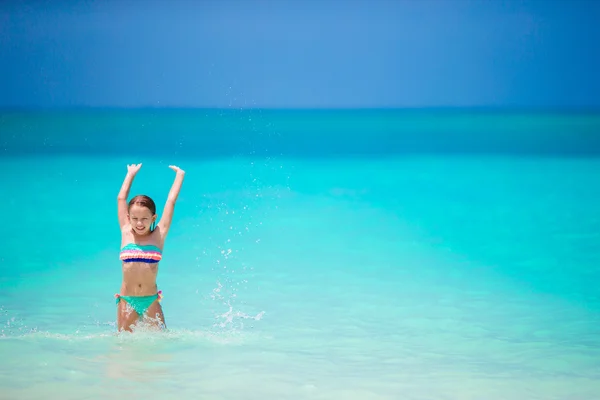 Adorable niña se divierten en aguas poco profundas durante las vacaciones de verano — Foto de Stock