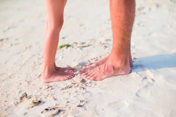 Primer plano de los niños y los pies adultos en la playa de arena blanca —  Fotos de Stock