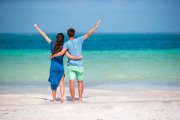 Νεαρό ζευγάρι χαρούμενος στην παραλία με λευκή σε τροπικές διακοπές — Φωτογραφία Αρχείου